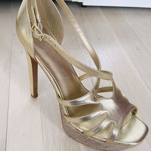 Jessica Simpson Gold Platform heel